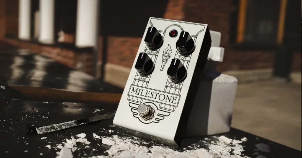 Mad Professor lança Milestone com fuzz de germânio, EQ de duas bandas e circuito especial Mad Professor apresenta o Milestone, fuzz de germânio inspirado em consoles de mixagem vintage e projetado para funcionar após outros pedais.