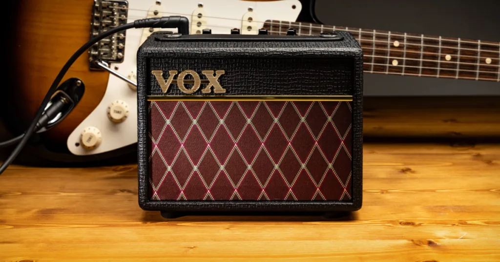 Vox lança o AC Mini, um amplificador de 10 W inspirado no lendário AC30 Desenvolvido pela equipe da linha AC Hand-Wired, o novo combo abandona menus digitais e prioriza resposta dinâmica, simplicidade e portabilidade.