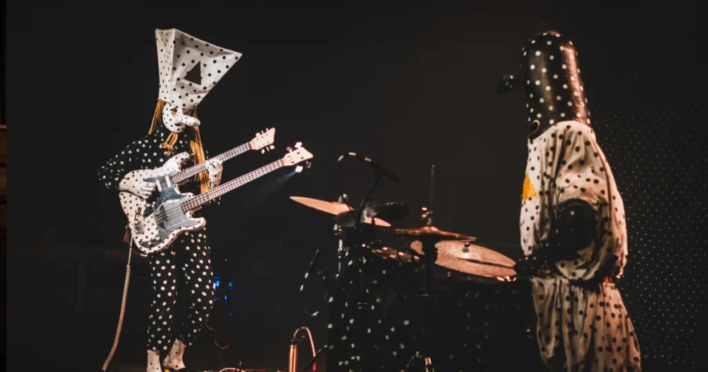 A dupla mais comentada do rock experimental em 2026 escolheu o palco de Jimmy Fallon para revelar seu novo single, “Zugzegk”.