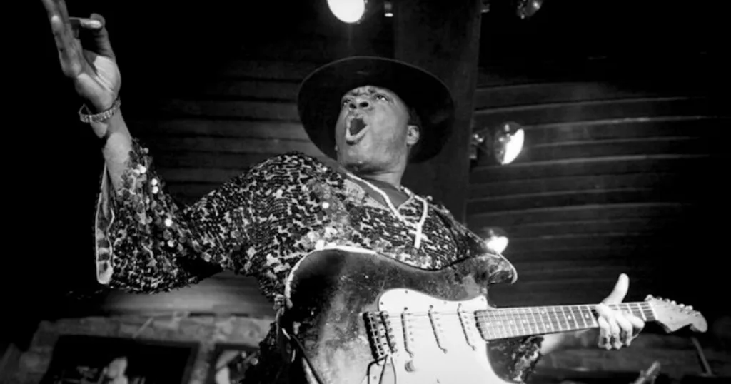 Adeus a “King of Strings”: Carvin Jones morre após três décadas dedicadas ao blues Carvin Jones, o “King of Strings” do blues, morre aos 60 anos