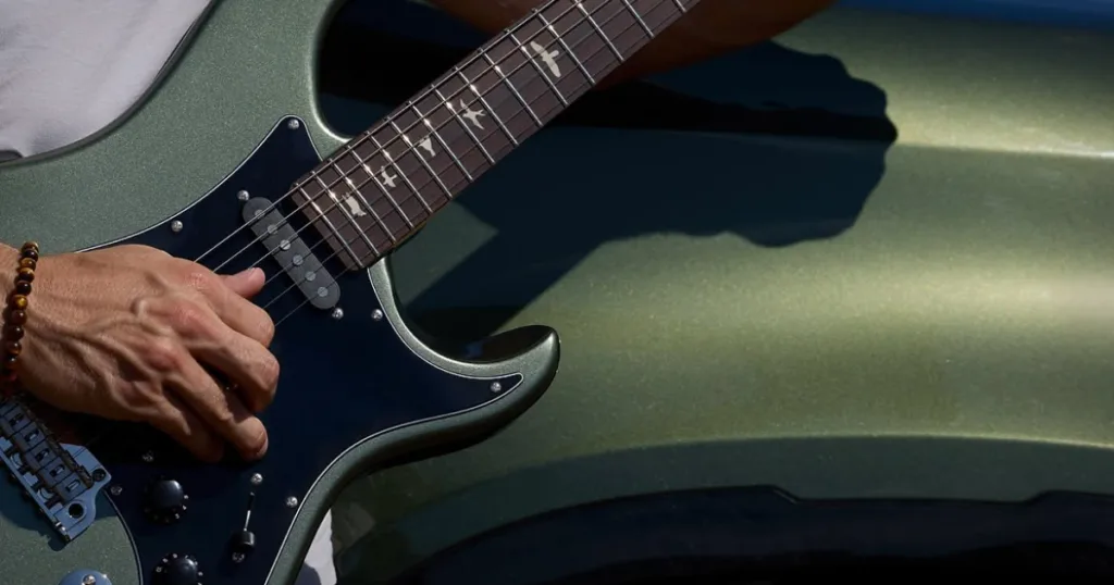 John Mayer explica por que quis evitar que a PRS Silver Sky SE Defender parecesse uma versão inferior dos modelos mais caros da coleção.