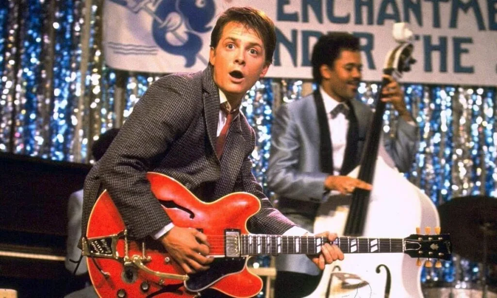 Michael J. Fox voltou a comentar o desaparecimento da Gibson ES-345 de De Volta para o Futuro. A guitarra continua sumida após a busca iniciada pela Gibson em 2025.