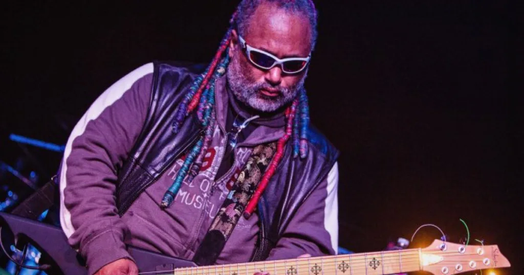 Músico fala sobre groove, improvisação, sua BC Rich Bich de 10 cordas e a formação de sua linguagem no P-Funk