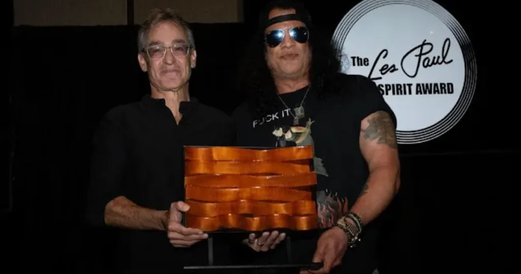 Slash celebra amizade com Les Paul ao receber prêmio que leva o nome do inventor