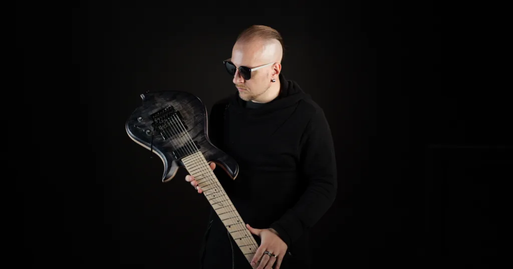 “É muito difícil”: Alek Darson revela o que muda ao tocar guitarra sem trastes