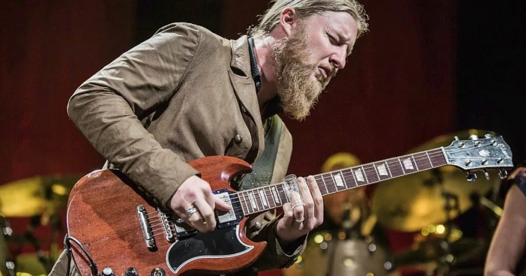 Derek Trucks explica por que abandonou a palheta, como adaptou sua técnica às exigências das apresentações ao vivo e de que maneira encontrou seu próprio caminho no slide.
