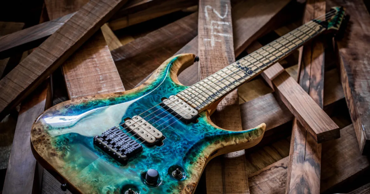 Guitarload nº 154 mostra como a Skervesen combina tecnologia e lutheria artesanal