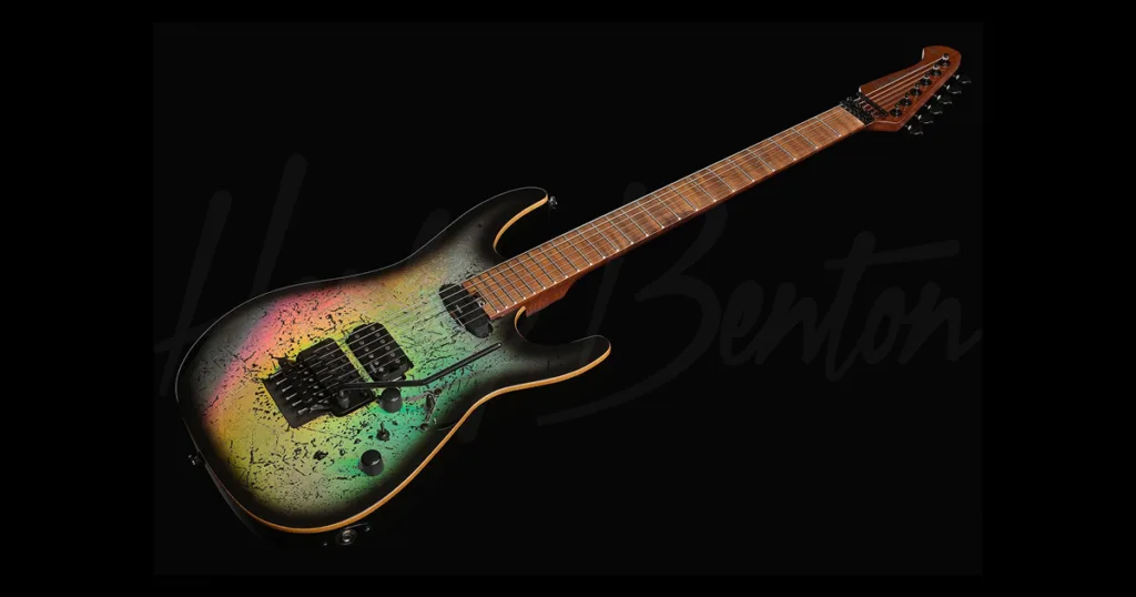 Modelo desenvolvido com o youtuber Guitar MAX combina acabamento holográfico, braço e escala de maple torrado, captadores Tesla e ponte Floyd Rose 1000.