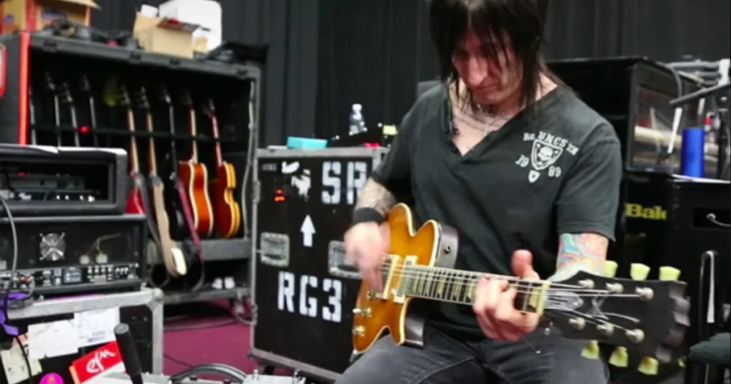 Richard Fortus vendeu mais de 200 equipamentos para comprar uma Gibson Les Paul rara O guitarrista conta como encontrou a Les Paul vintage que considera perfeita após testar cerca de oito exemplares.